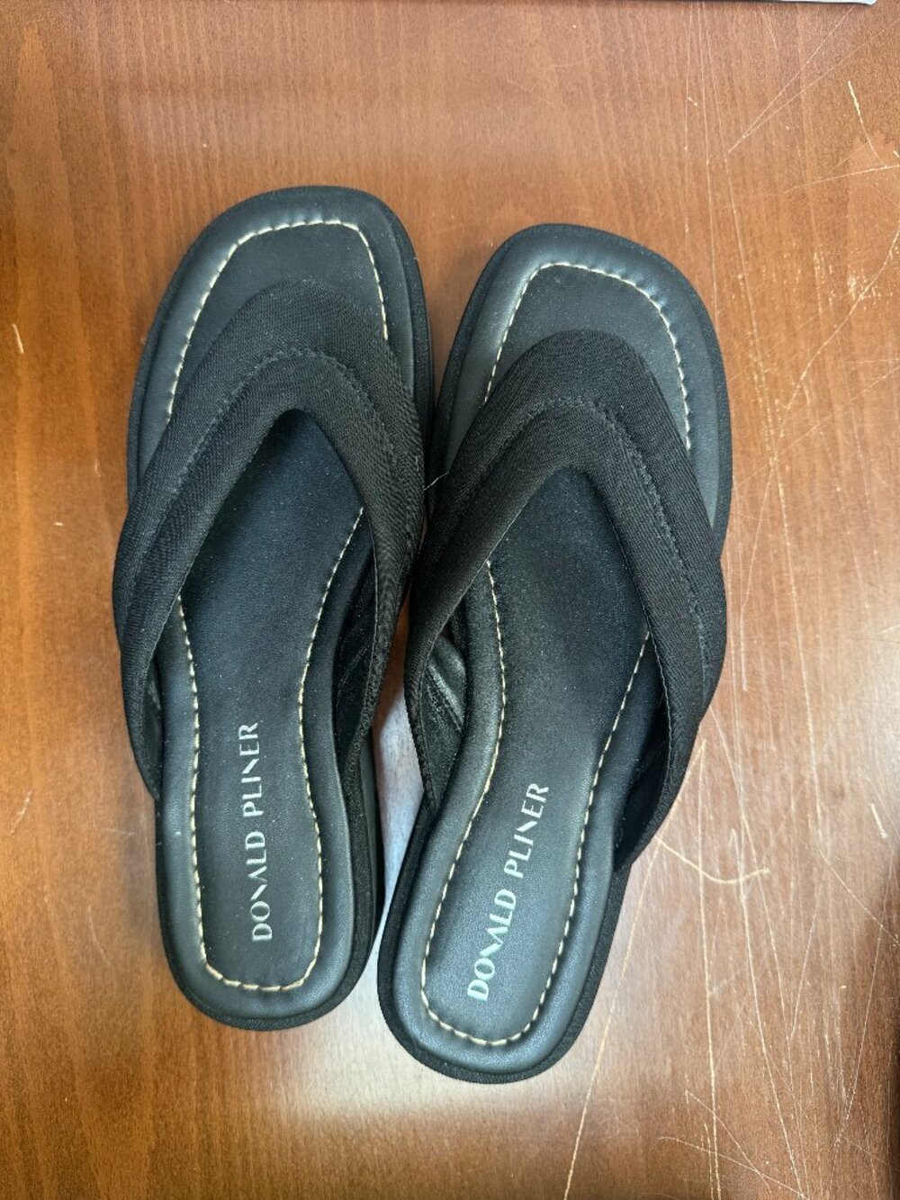 Donald J. Pliner Black Comfort Flip Flops Sandals – Cushioned – Size 9.5 Women's